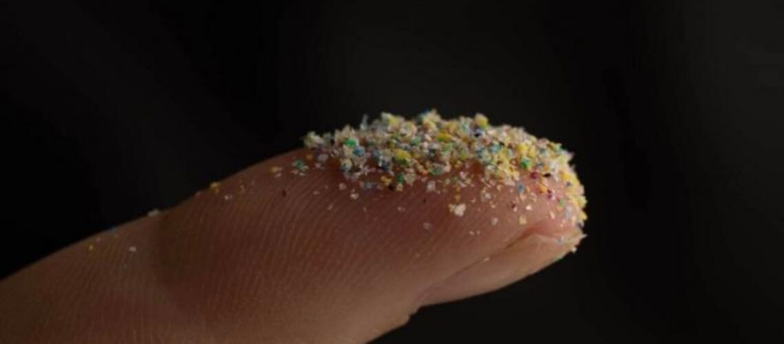 Au fost găsite microparticule de plastic în plămânii